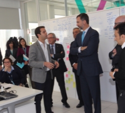 El Príncipe de Asturias recibe explicaciones durante su recorrido por las instalaciones de Telefónica I+D